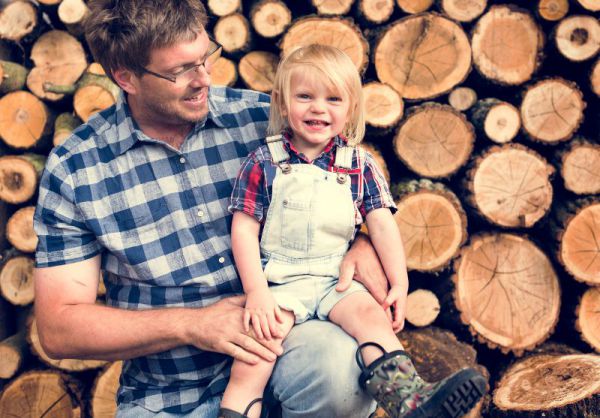 father-kid-leisure-firewood-trunk-concept-P6E3V3N.jpg